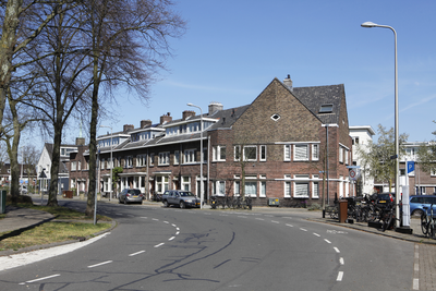 914121 Gezicht in de Juliusstraat te Utrecht, vanaf de Ingen Houszstraat.